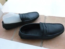 MODELE CLASSIQUE MOCASSINS SURPIQUE. BEAU CUIR SOUPLE NOIR NON DOUBLE.
