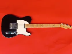 Superbe guitare fender telecaster made in USA 2008 noir touche erable.Tres bonne état , vendu avec étui d origine...