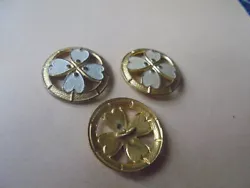 3jolis boutons en  metal dore au centre 1 trefle a 4 feuilles verni blanc 2cm