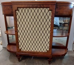 IT IS IN GREAT CONDITION. IT DOES NO HAVE THE BEACON HILL LABEL ON THE BACK.