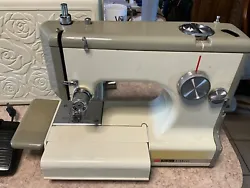 This machine may or may not work. I could not get it to work. It may be for parts only or it may work. I am selling AS...