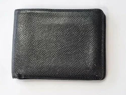 PORTEFEUILLE LOUIS VUITTON. MATIÈRE : CUIR taïga. COULEUR : NOIR. ----> @sochicclermont 