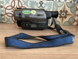 caméscope sony handycam vidéo hi8 et son convertisseur DVD/USB.