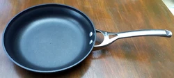 Calphalon Nonstick Frying Pan with Stay-Cool HandlesGreat for flipping food.10-InchBlackGood condition, some wear and...