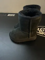 UGG Toddlers Boots Size 6. This are used but still in good condition