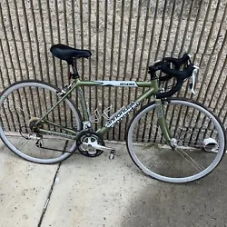 Cannondale r500 47cm CAAD 5 2006 Green And White. Local pick up only. Bicycle has flat tires likely due to sitting but...