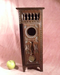 As seen on the photo clock is not there. The item has been treated against the worms.