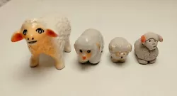 Mignons petits moutons, ils peuvent servir. pour votre crèche.