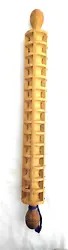 Rouleau ancien en bois à Ravioles de 57 cm de longueur et de 6 cm de diamètre bel objet pour la décoration.