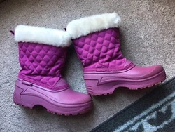 Winter Snow Boots. Girls Size 3. Warm quilted design. They are not toddler sized. All Man-made material. Good Pre-owned...