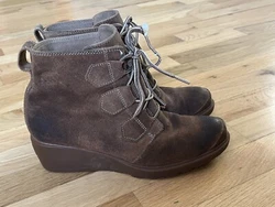 SOREL Toronto Women’s Brown Suede Leather Lace Up Wedge Ankle Boots Size: 8 in great condition like you see on the...