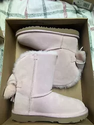 This pair of UGG Australia Bailey Bow boots is a must-have for any fashionable young girl. The glittery pink suede...