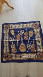 magnifique carré, foulard en soie Burberrys. roulotte main etat proche du neuf