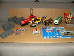 LEGO : Train City (set n° 3677). Année 2011. - 1 Télécommande. - 4 personnages et leurs accessoires. - 16 rails 