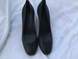 Up for quick sale/ offer is a pair of Gucci vintage woman’s black leather 2” kitten heel shoes size 34.5, like a...
