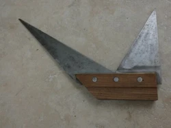 Outil en parfait état, solide et sain, prêt à servir à nouveau. Longueurdes branches: 14 et 26 cm;.