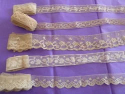 (4 de Valenciennes, 1 de Calais. 3 ) 100 cm x 5 cm - lin. 2 ) 340 cm x 2,5 cm ( en 2 coupons de190 cm et 150 cm ) - lin.