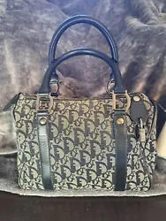 Beautiful bag does need new piping. Comes with dust bag. 9.8Wx6.9Hx5.9D Handle 5.1