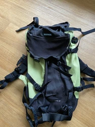 Sac à dos de montagne vert clair et noir de la marque Decathlon modèle Arapaho 32 Litres. La partie dorsale est...