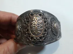 Ancien Bracelet Kabyle berbère metal argenté ciselé belle patine. L aiguille de fermeture n est pas d origine.  72,4...