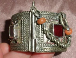 Large bracelet manchette ethnique anciens dAfrique du Nord. Largeur : 3,3 cm environ. Diamètre intérieur : +/- 5,3 cm...