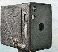 KODAK BOX BROWNIE 2A modèle C de 1920 Collection argentique. modèle de 1920 : plaque métallique au dos +protection...