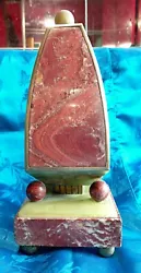 Ancienne cassolette en marbre rouge cerclé de bronze. hauteur : 25,5 cm pour une largeur de 10,5 cm.