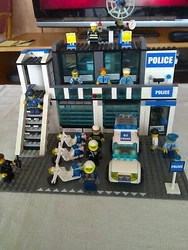 LOT LEGO POLICE. CASERNE - VOITURE - MOTOS - HÉLICOPTÈRE  -16 MINIFIGS .. Voir photos