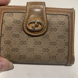 Vintage Gucci Card Holder. Strap is loose see pic