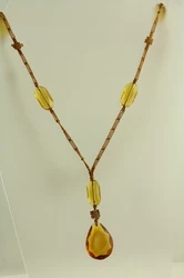 Material: KNOTTED SILK AMBER GLASS. GREAT OLD PIECE. Form: DROP PENDANT NECKLACE. Age: ANTIQUE CHINESE.