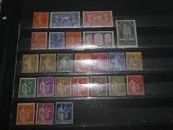 Bonne cote. On retrouve 26 timbres neufs avec et sans charnieres. Voici un joli lot de timbres de France.