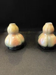 Paire de vases Coloquinte Art nouveau vernissée en bon état. signature non identifiée sur les vases.