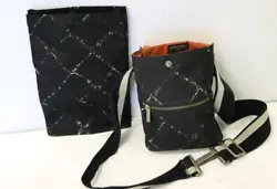 Style: Old Travel Line Belt Bag. Color: Black.