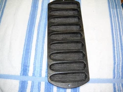 Lodge 9 ear cast iron corn muffin pan.927C2 USA.This cast came from a estate auction,feel free to ask questions.