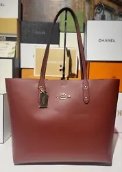 💯Authentic Large Classic COACH Town Tote. If you like it! Im happy for you to have it! Bundle & save! ● Inside zip...