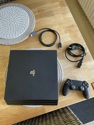 Sony PlayStation 4 Pro 1To Console de Jeu - Jet Black. Console en parfait état, entretient complet effectué,...