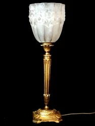 TULIPE VERE PRESSÉ DECOR FLORAL DEGUE OU NOVERDY ?. TULIPE AVEC 1 EGRENURE VOIR DERNIERE PHOTO. ADORABLE LAMPE ANCIENE...