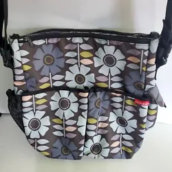 Baby Tote, Magnetic Closures Throughout, Tons of Pockets Inside And Out. Adjustable Shoulder/ Crossbody Strap. Good...
