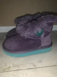 Ugg Bailey Button Toddler Girl Purple Boots Size 7. Condition is Pre-owned. Shipped with USPS Ground Advantage.
