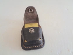 Son étui en cuir épais avec passant pour la ceinture.