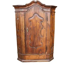 Made from Pine and hardwood, having a single lockable door with 2 interior shelves. Case having an arched top crest,...
