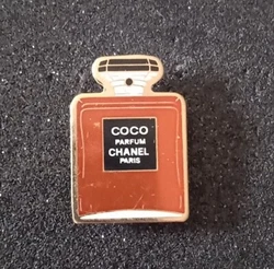 pins fourni avec une attache.