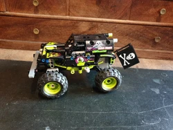 Lego Technic Un 4x4. En bon état comme photo Je pense complet voir les photos Mesure 18.5 x 12 ATTENTION JE NE PREND...