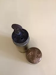 Ancien briquet à essence de table en laiton -. À restaurer manque pièces Hauteur 7,3 cmDiamètre 2,2 cm