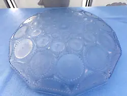Ancienne vasque pout lustre Art-Déco en pate de verre compressée. 3 trous de fixation, entraxe 30 cm.