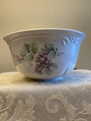 pfaltzgraff grapevine 7” mixing bowl. A few light scratches on inside, as pictured. Otherwise in excellent shape for...