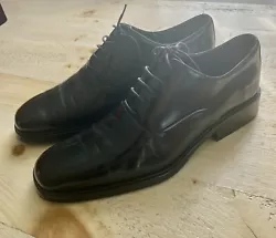 Gucci black dress shoes 42E oxford lace up Gucci logo signature shoes New Soles. Pre-owned excellent condition new...