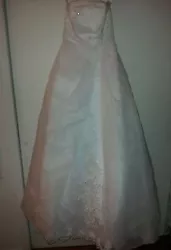 Beautiful dress, its in good condition although the inside is yellow while the outside is in great condition. Just...
