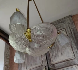 Seul la vasque est signé DEGUE. 4 feux : trois tulipes et vasque. Beau lustre Art Déco.