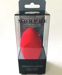 Jaclyn Hills favorite beauty sponge for that flawless finish. Chiseled edge for contouring, highlighting and baking.
